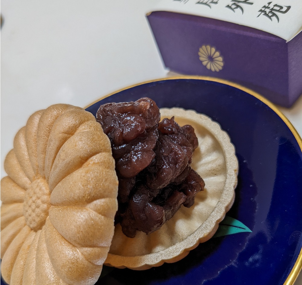 「皇居外苑　菊園もなか」美味しい最中、自分でサンドして食べます。サクサクな触感、絶品です。